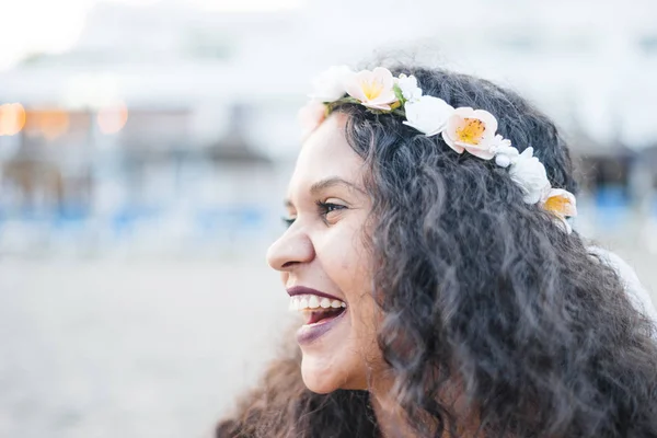 Portret Van Vrolijke Braziliaanse Jonge Vrouw Aan Het Strand — Stockfoto