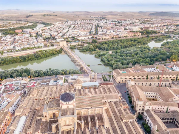 Flygfoto Över Berömda Romerska Bron Och Moskén Katedralen Cordoba Andalusien — Stockfoto