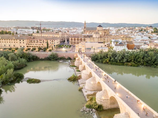 Luchtfoto Van Beroemde Romeinse Brug Moskee Kathedraal Van Cordoba Andalusie — Stockfoto