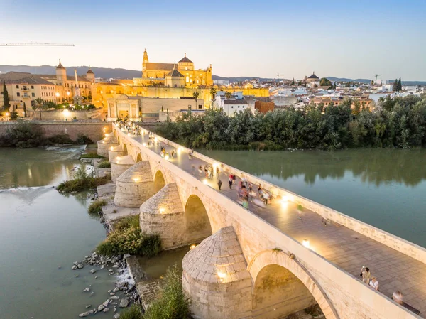 Luchtfoto Van Beroemde Romeinse Brug Moskee Kathedraal Van Cordoba Andalusie — Stockfoto