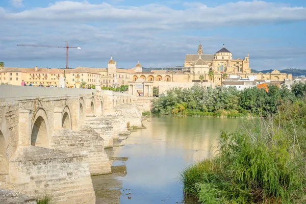 罗马桥梁和大教堂 清真寺作为科尔多瓦的地标 安达卢西亚 西班牙 — 图库照片