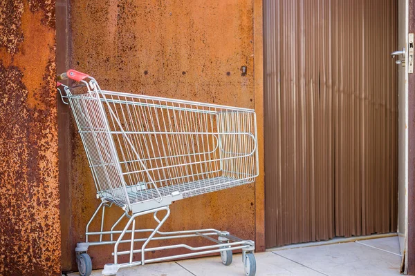 Carrito Compras Sobre Fondo Oxidado Junto Vieja Puerta Abierta — Foto de Stock