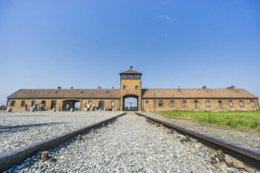 Kampın girişinde Auschwitz Birkenau'da konsantrasyon, müze günümüzde, Polonya için önde gelen demiryolu