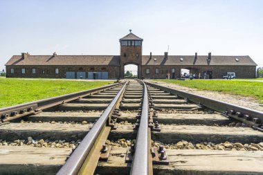 Kampın girişinde Auschwitz Birkenau'da konsantrasyon, müze günümüzde, Polonya için önde gelen demiryolu