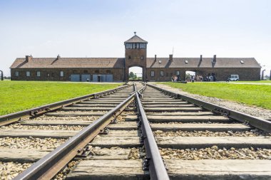 Kampın girişinde Auschwitz Birkenau'da konsantrasyon, müze günümüzde, Polonya için önde gelen demiryolu