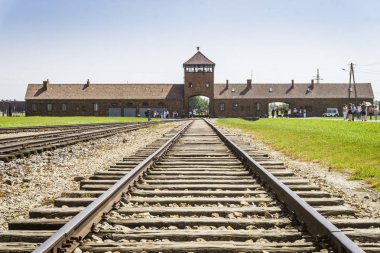 Kampın girişinde Auschwitz Birkenau'da konsantrasyon, müze günümüzde, Polonya için önde gelen demiryolu