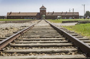 Kampın girişinde Auschwitz Birkenau'da konsantrasyon, müze günümüzde, Polonya için önde gelen demiryolu