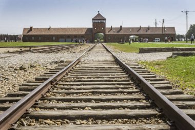 Kampın girişinde Auschwitz Birkenau'da konsantrasyon, müze günümüzde, Polonya için önde gelen demiryolu