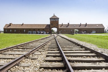 Kampın girişinde Auschwitz Birkenau'da konsantrasyon, müze günümüzde, Polonya için önde gelen demiryolu