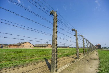 Çit ve Auschwitz-Birkenau toplama kampı Naziler tarafından İkinci Dünya Savaşı, Polonya sırasında kullanılan konut binalarında çevreleyen gözetleme kulesi