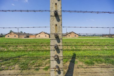 Auschwitz-Birkenau toplama kampı Naziler tarafından İkinci Dünya Savaşı, Polonya sırasında kullanılan konut binalarında çevreleyen çit