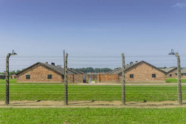 ポーランド 第二次世界大戦中にナチスによって使用アウシュビッツ ビルケナウ強制収容所で住宅を囲むフェンス — ストック写真