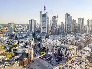 Aziz Katharin Kilisesi ve Frankfurt Main, Almanya üzerine içinde gökdelenler ile modern şehir