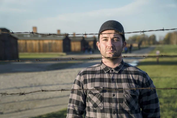 Gevangene Vooruitblikkend Achter Prikkeldraad Hek Auschwitz Concentratiekamp Polen — Stockfoto