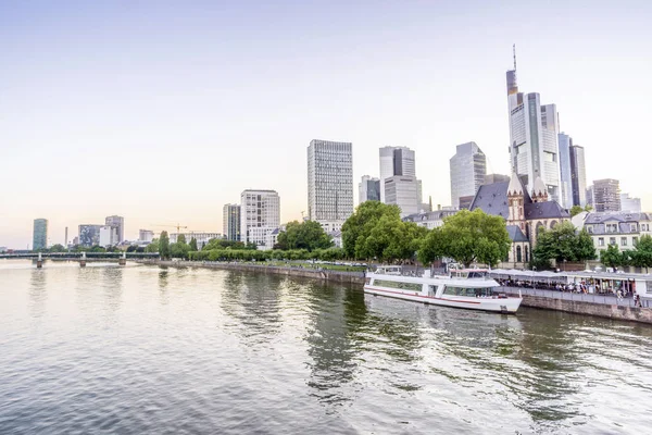 Pusat Kota Frankfurt Main Dengan Pencakar Langit Dan Perahu Sungai — Stok Foto