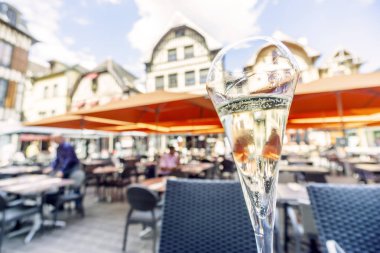 Bardak şampanya restoranında Troyes Pazar Meydanı, bu içecek, başkenti, Fransa
