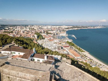 Setubal havadan görünümü ile orman hills ve kale ön planda, Portekiz