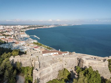 Setubal havadan görünümü ile orman hills ve kale ön planda, Portekiz
