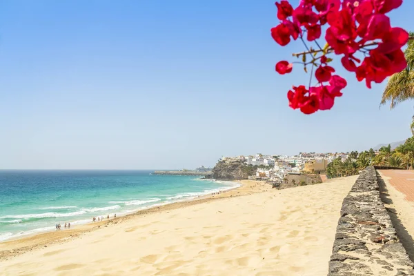 モロな宿泊施設、フェルテベントゥラ島、スペインの美しい、広い砂浜のビーチ — ストック写真