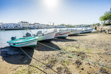 Portekiz 'in Tavira merkezindeki birçok balıkçı teknesi