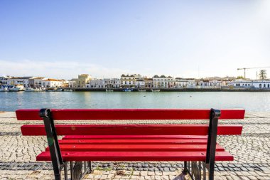 Tavira, Algarve, Portekiz 'de Gilao nehir Bankası tarafından kırmızı Bench