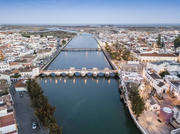 Paisaje urbano aéreo de la hermosa Tavira por la noche, Algarve, Po —  Fotos de Stock