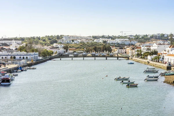 Cityscape fo Tavira com barcos de pescadores e ponte romana sobre G — Fotografia de Stock