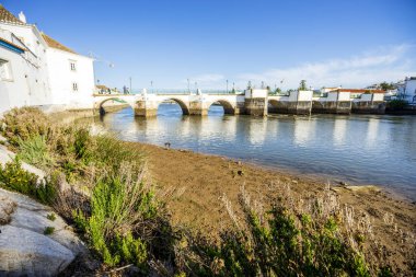 Tavira 'da Gilao Nehri üzerinde eski Roma Köprüsü, Algarve, Portekiz