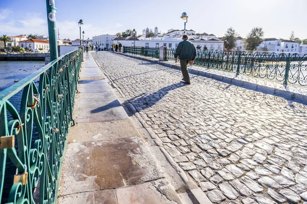 Puente romano con valla de acero verde en Tavira, Algarve, Portugal — Foto de Stock