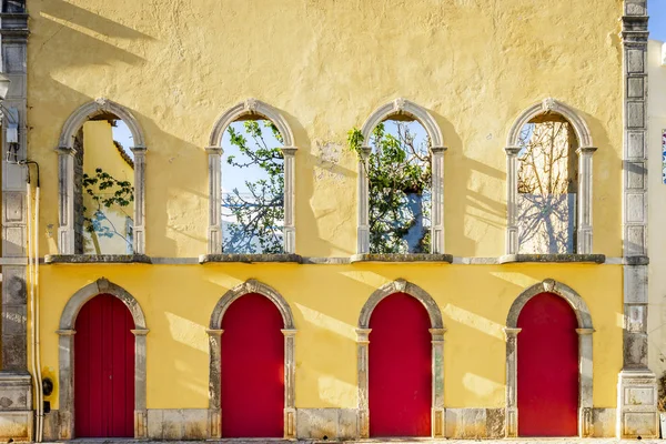 Façade amarela de casa tradicional vazia em Portugal — Fotografia de Stock