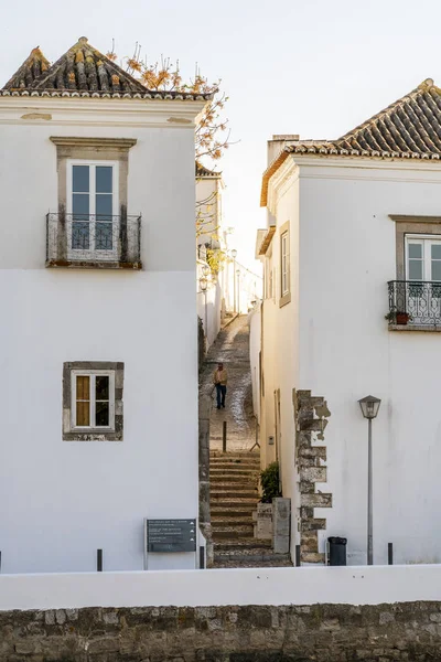 Calle estrecha cuesta arriba entre dos casas blancas en Tavira, Portuga — Foto de Stock
