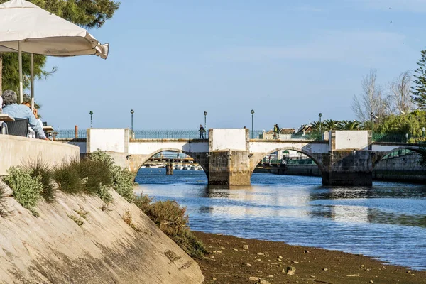 Antiguo puente romano sobre el río Gilao en Tavira, Algarve, Portugal — Foto de Stock