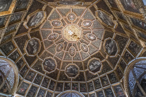 Потолок в зале Национального дворца Синтра, Португалия — стоковое фото