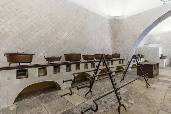 Interior de la cocina vieja llena de ollas de cobre — Foto de Stock