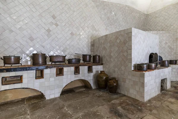Ancienne cuisine intérieure pleine de pots en cuivre — Photo