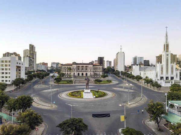 Onafhankelijkheidsplein met stadhuis en de belangrijkste kathedraal in Maputo, — Stockfoto