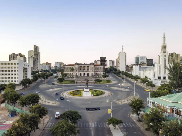Unabhängigkeitsplatz mit Rathaus und Kathedrale in Maputo, — Stockfoto