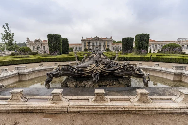 Vackra Park omgivande barockpalats i Queluz, Lissabon, por — Stockfoto