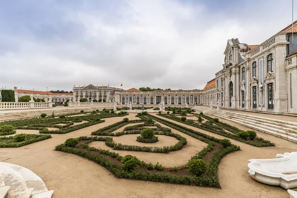 Vackra Park omgivande barockpalats i Queluz, Lissabon, por — Stockfoto