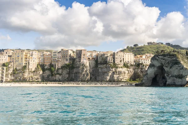 Vista aérea de la hermosa ciudad de Tropea en Calabria, Italia — Foto de Stock