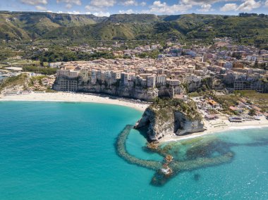 Calabria, İtalya'daki güzel Tropea kasabasının havadan görünümü
