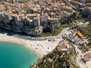 Calabria, İtalya'daki güzel Tropea kasabasının havadan görünümü