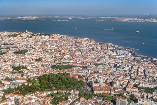 Luftaufnahme des Flusses Alfama und des Flusses Tagus in Lissabon, Portugal — Stockfoto