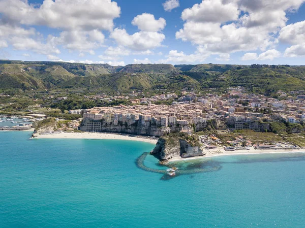 Calabria, İtalya'daki güzel Tropea kasabasının havadan görünümü