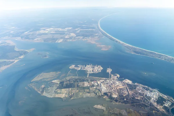 Ria Formosa ve Atlantik Okyanusu arasındaki yarımadanın havadan görünümü — Stok fotoğraf