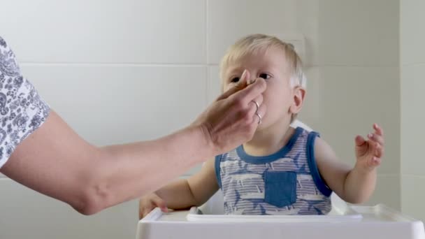 Aranyos Szőke Kisgyermek Étkezési Zabkása Mosolygott Végén — Stock videók