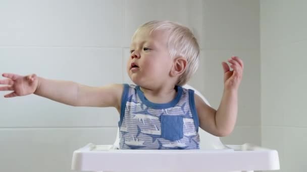 Χαριτωμένο Ξανθό Νήπιο Χάνοντας Χυλό Από Κουτάλι Του Και Προσπαθεί — Αρχείο Βίντεο