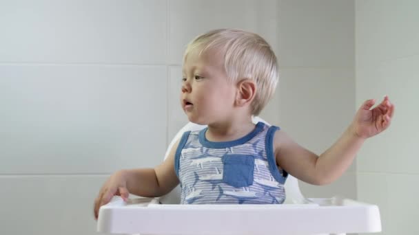 Hungriges Blondes Kleinkind Wartet Ungeduldig Auf Einen Löffel Haferbrei — Stockvideo