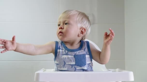 Lindo Niño Rubio Perdiendo Gachas Cuchara Tratando Encontrarlo — Vídeos de Stock