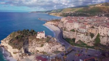 Tiren denizinin kayalıklarında Tropea'nın havadan görünümü, Calabria, İtalya